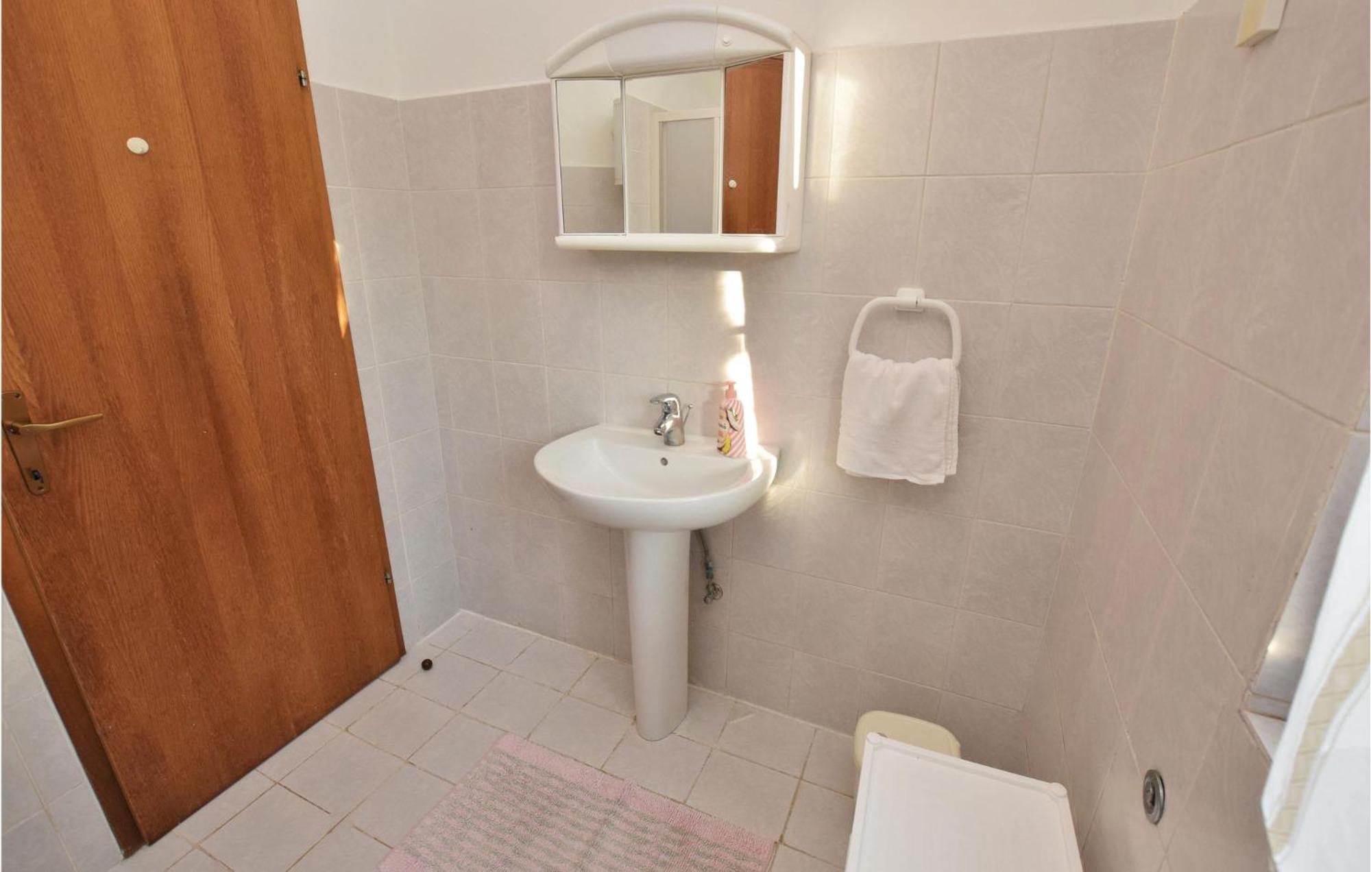 Stunning Apartment In Malinska With Kitchen מראה חיצוני תמונה