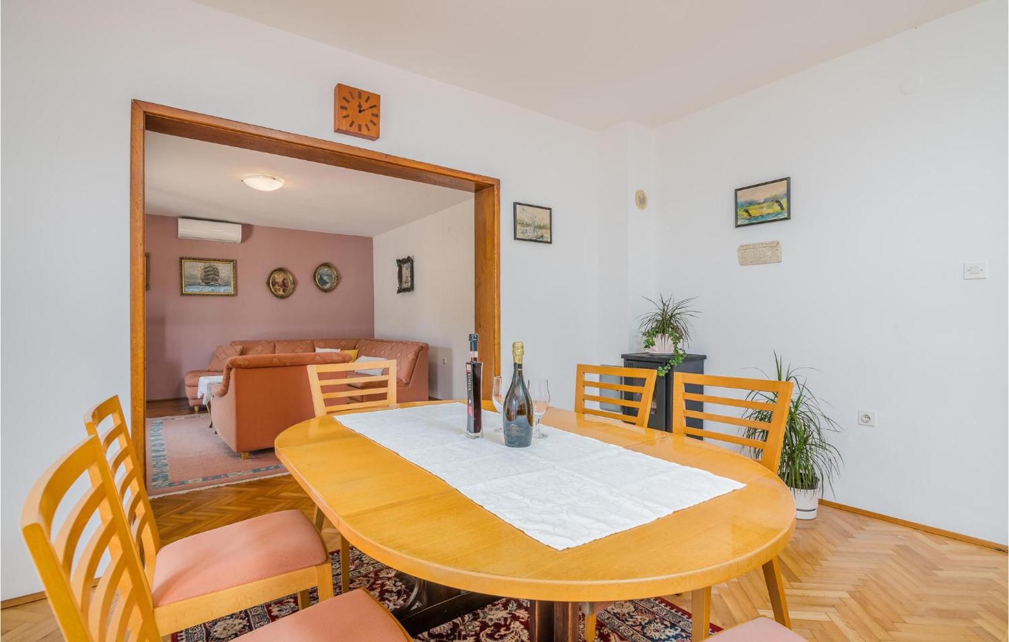 Stunning Apartment In Malinska With Kitchen מראה חיצוני תמונה